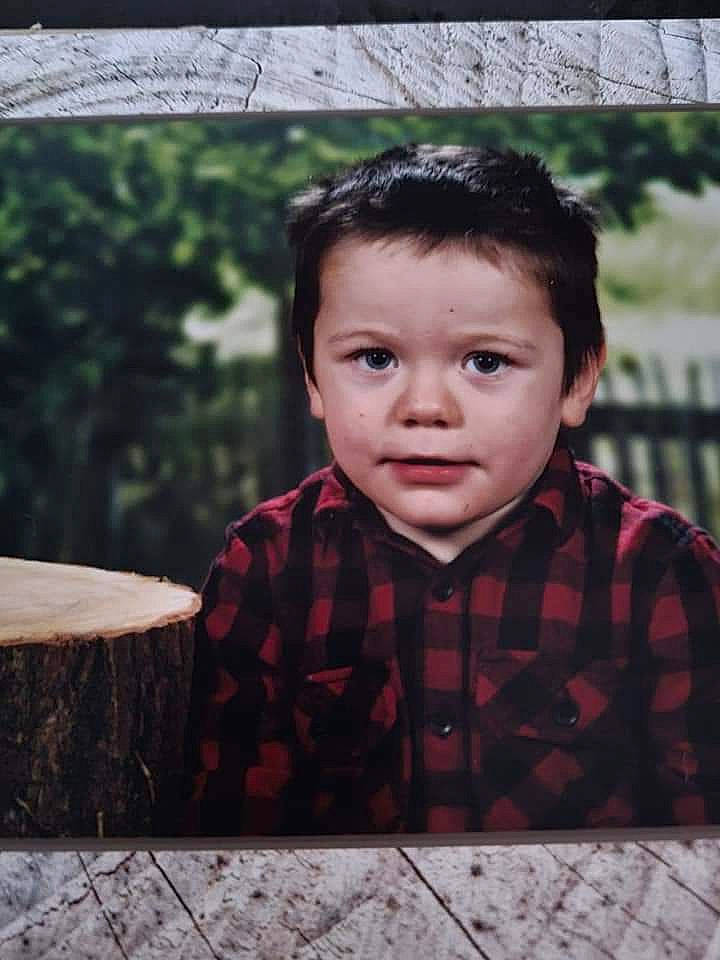 Taho participe au concours pour gagner de l'argent avec cette photo : child, chin, collar, cool, flash_photography, fun, grass, happy, pattern, person, plaid, plant, portrait_photography, sitting, sleeve, tartan, tints_and_shades, toddler, tree, trunk