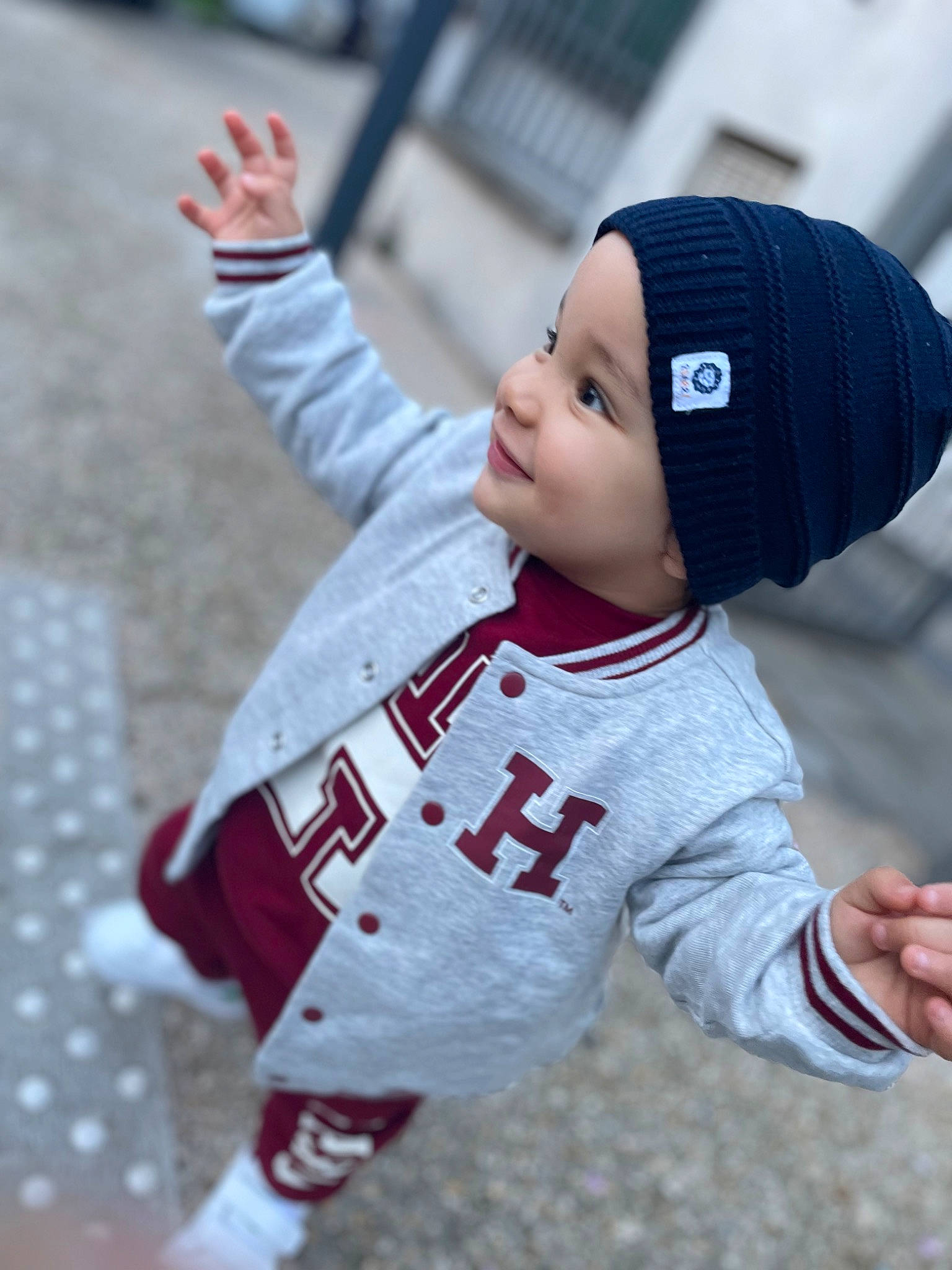Eden participe au concours pour gagner de l'argent avec cette photo : baby_toddler_clothing, baseball, baseball_cap, baseball_equipment, baseball_player, baseball_uniform, bat_and_ball_games, cap, finger, fun, happy, headwear, jersey, outerwear, person, player, sleeve, smile, sports_gear, sports_uniform