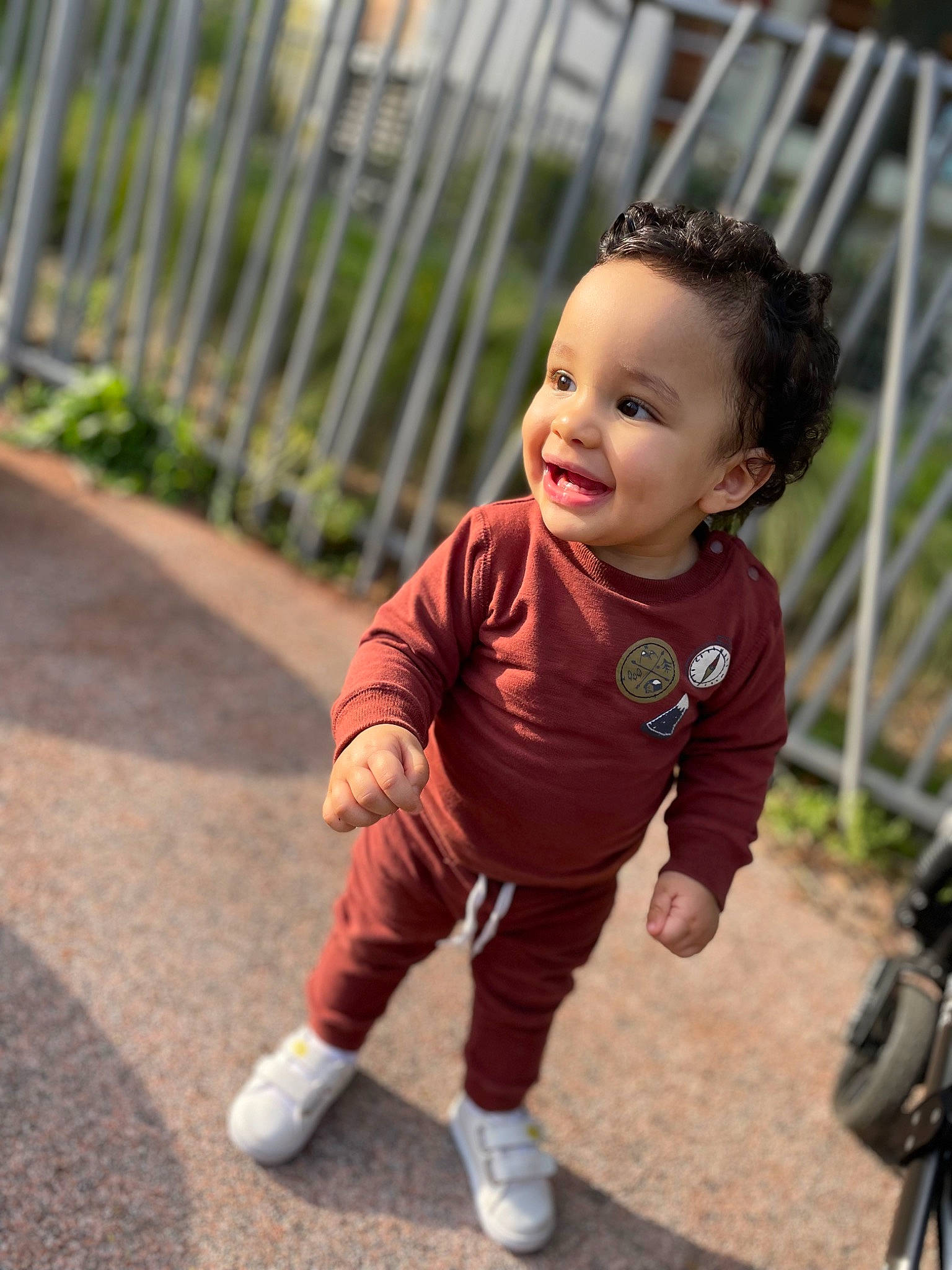 Eden participe au concours pour gagner de l'argent avec cette photo : baby, baby_toddler_clothing, cheek, child, chin, fence, fun, grass, happy, joy, leisure, person, plant, play, recreation, sitting, skin, sleeve, smile, soil