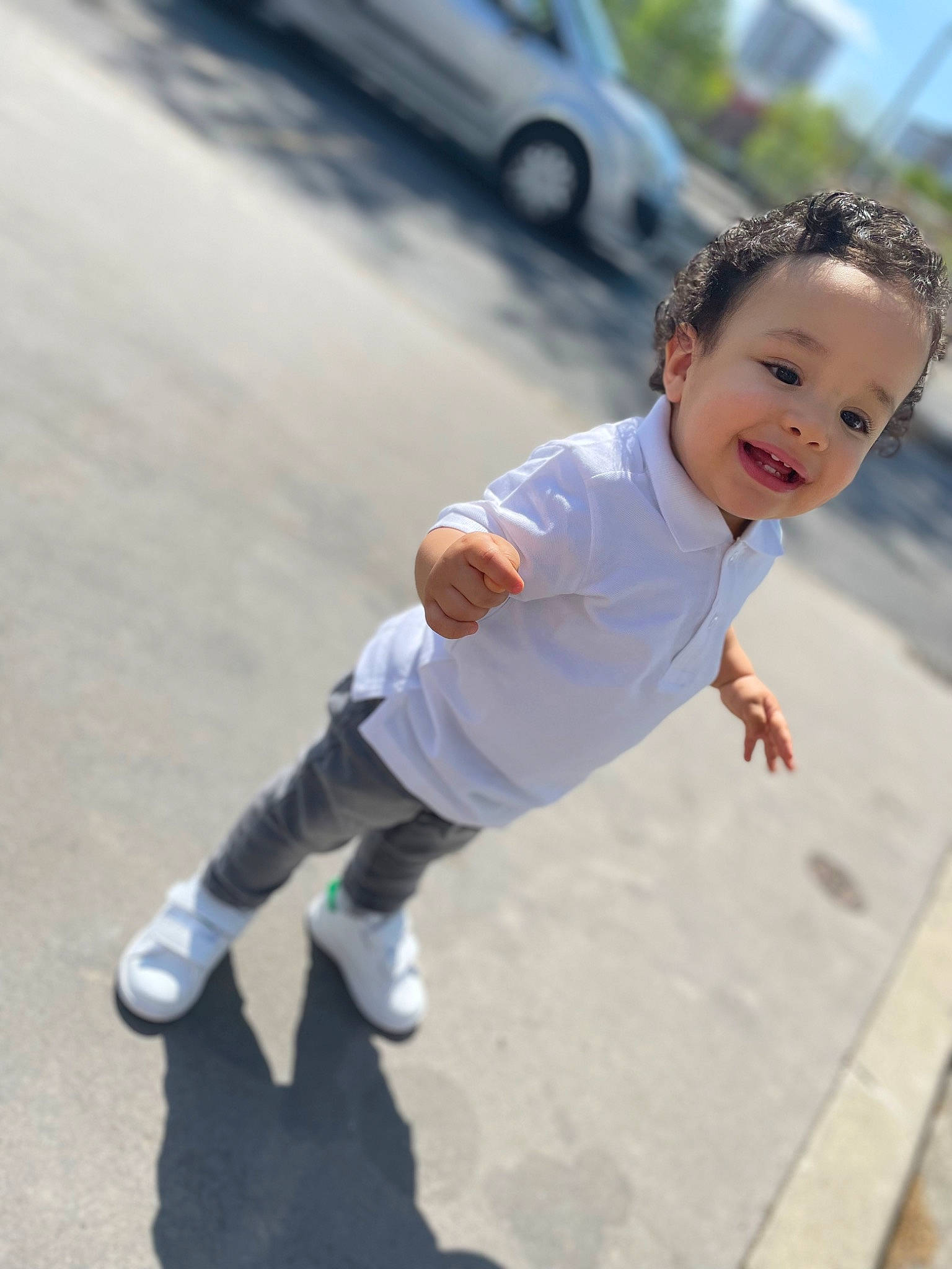 Eden a rejoint le concours — aidez-le/la à gagner de superbes lots ! asphalt, car, child, electric_blue, flash_photography, flooring, fun, happy, joy, leisure, person, play, recreation, road, road_surface, rolling, street_fashion, t_shirt, tire, toddler