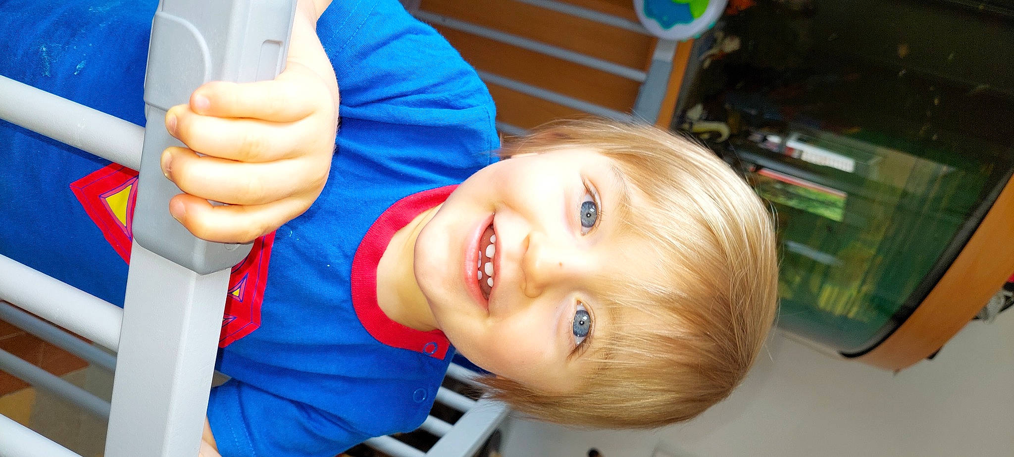 Yvann a rejoint le concours — aidez-le/la à gagner de superbes lots ! blue, cheek, child, electric_blue, eyelash, finger, fun, gesture, hand, happy, joy, leisure, nose, organ, person, shelf, sign_language, skin, smile, thumb