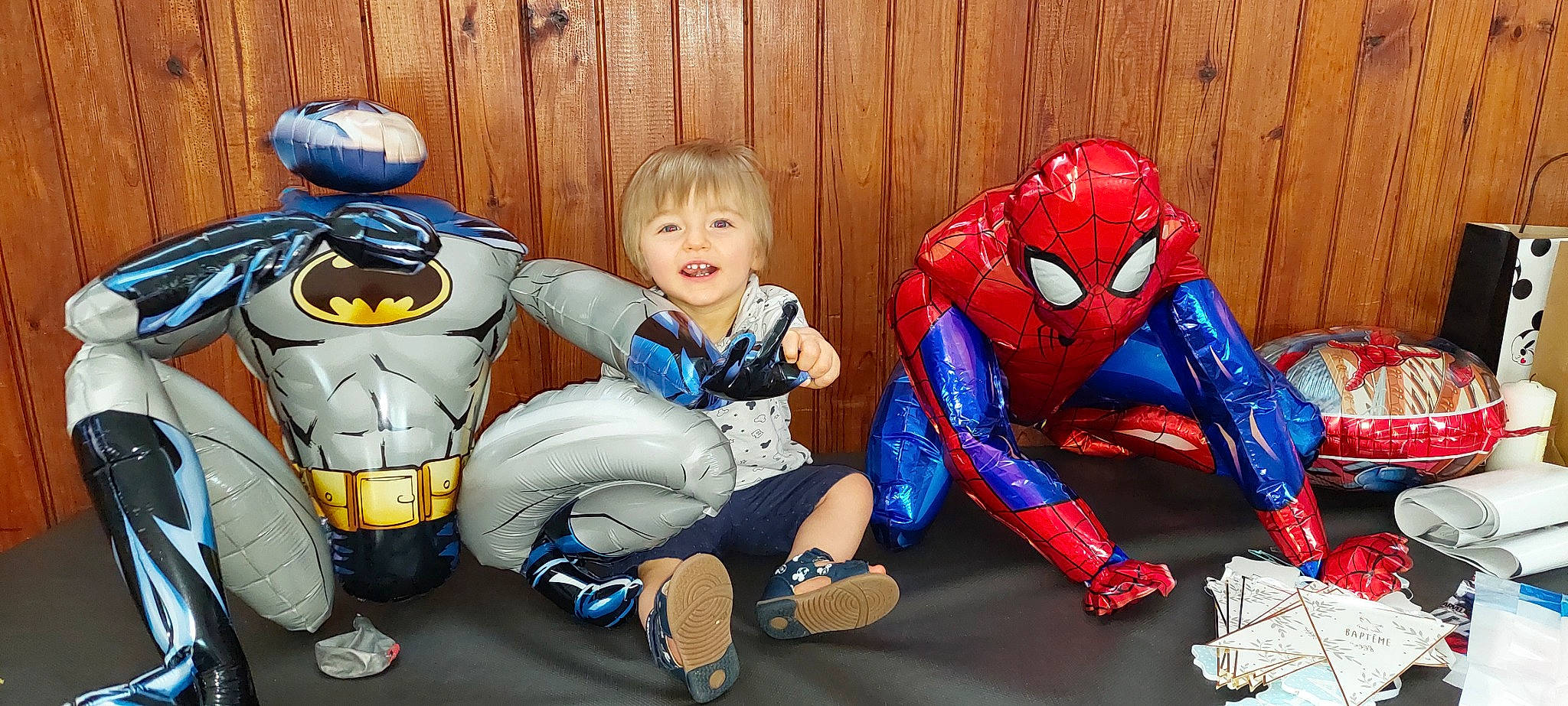 Yvann participe au concours pour gagner de l'argent avec cette photo : avengers, captain_america, carmine, child, electric_blue, fictional_character, flooring, fun, happy, hero, justice_league, leisure, person, personal_protective_equipment, shield, sitting, smile, spider_man, sports_gear, superhero