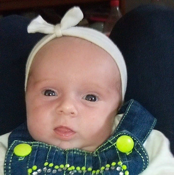 Séréna participe au concours pour gagner de l'argent avec cette photo : baby, beauty, cheek, child, ear, eye, face, forehead, hair_accessory, head, headgear, lip, neck, nose, organ, person, skin, smile, toddler