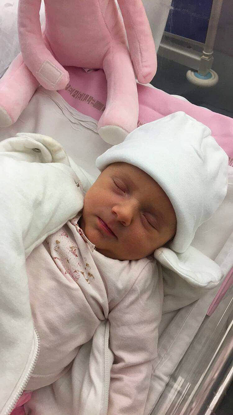 Séréna participe au concours pour gagner de l'argent avec cette photo : baby, birth, child, childbirth, hand, headwear, person, skin, sleep, toddler