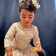 Erina participe au concours pour gagner de l'argent avec cette photo : child, girl, traditional_clothing, dress, flowers, hair_accessory, bracelet, bangle, playing, portrait, indoors, cute, young, elegant, decorative, jewelry, serene, focused, cultural, celebration