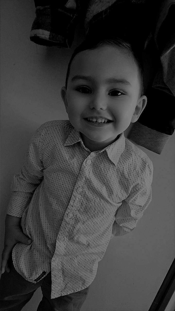 Sauveur participe au concours pour gagner de l'argent avec cette photo : chin, dress_shirt, eye, eyebrow, face, flash_photography, forehead, gesture, hair, happy, human_body, iris, jaw, joy, lip, mouth, neck, nose, person, shoulder