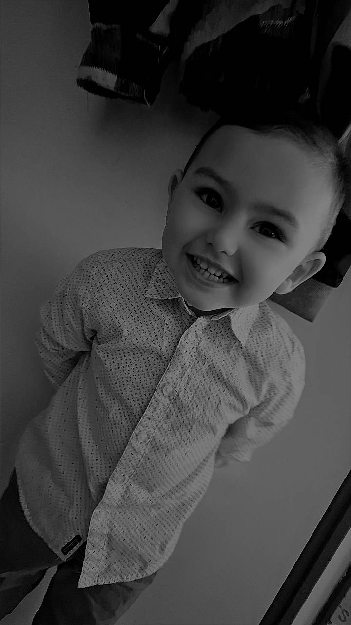 Sauveur participe au concours pour gagner de l'argent avec cette photo : black_and_white, dress_shirt, eyebrow, eyelash, flash_photography, forehead, gesture, happy, iris, jaw, joy, lip, monochrome, mouth, neck, nose, person, shoulder, sleeve, smile