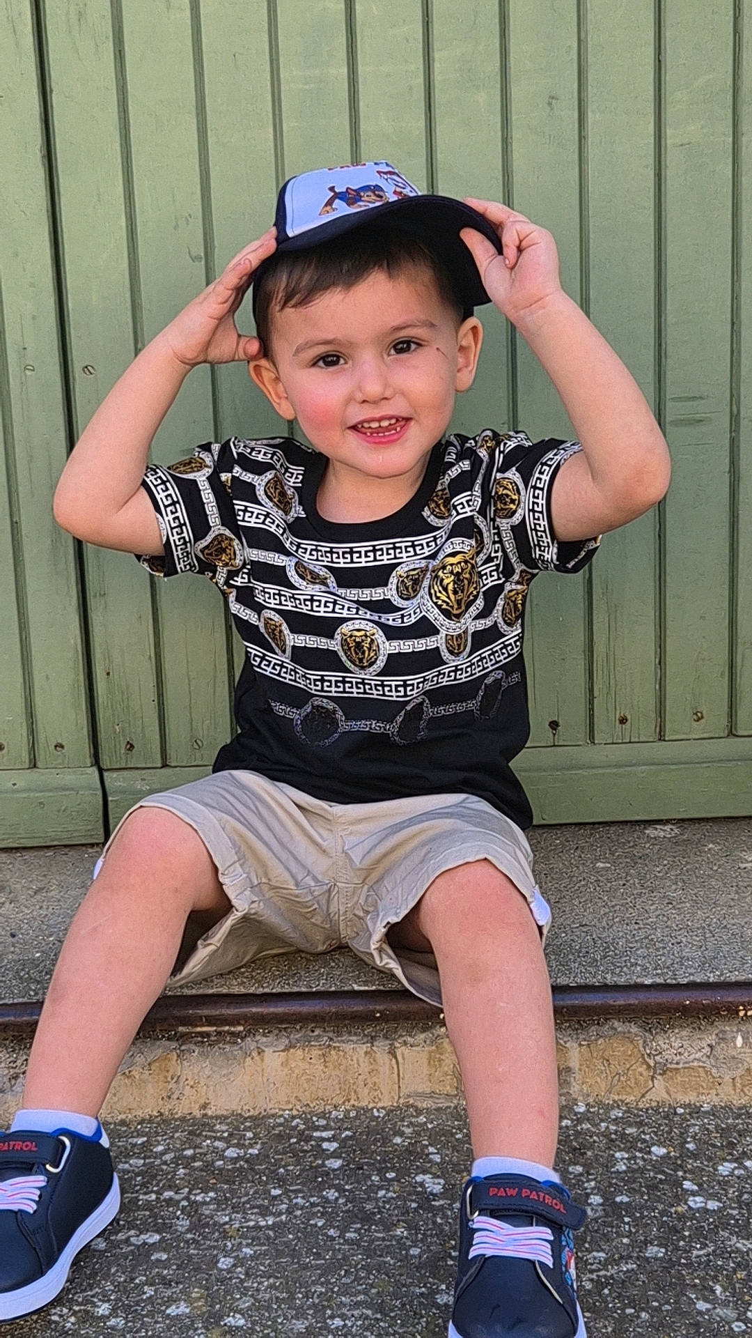 Sauveur participe au concours pour gagner de l'argent avec cette photo : chin, clothing, cool, eye, face, facial_expression, flash_photography, grass, happy, hat, head, joint, joy, leg, leisure, person, shorts, sleeve, smile, summer