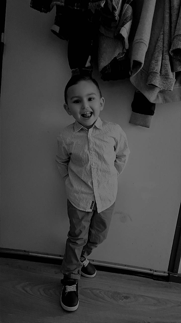 Sauveur a rejoint le concours — aidez-le/la à gagner de superbes lots ! black, black_and_white, child, fun, gesture, happy, human_leg, joy, leg, monochrome, monochrome_photography, people, person, photograph, shoe, sleeve, smile, snapshot, standing, style