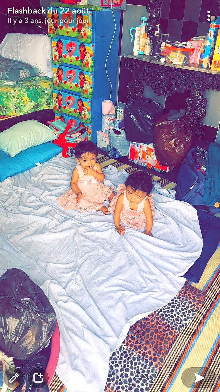 Aya participe au concours pour gagner de l'argent avec cette photo : baby, bed, bed_sheet, bedding, bedroom, bedtime, blue, child, comfort, event, fun, furniture, leisure, linens, person, play, room, sitting, textile, toddler