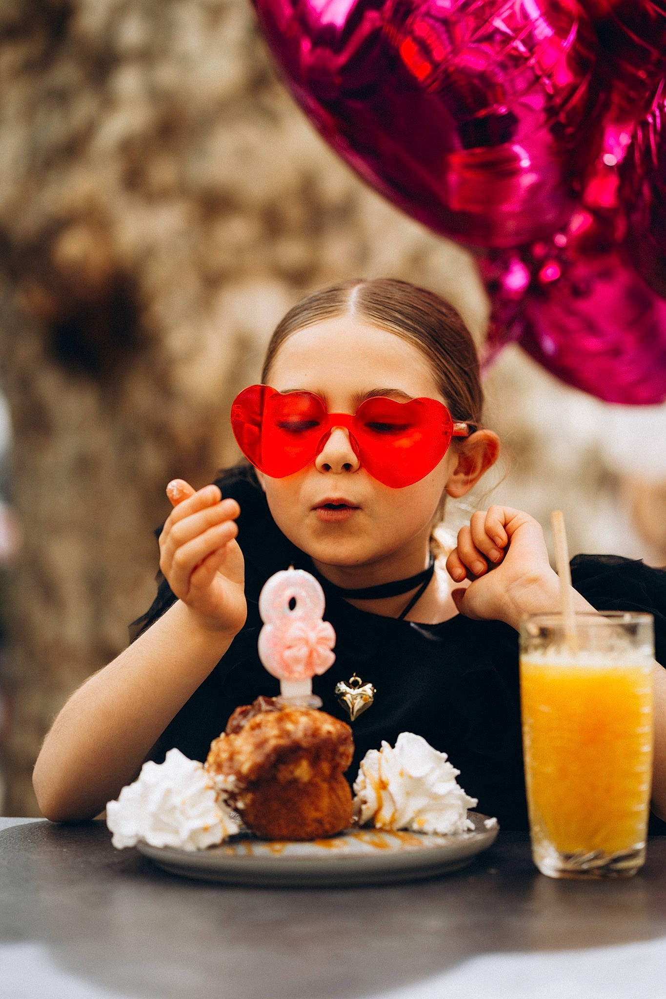 Sofia participe au concours pour gagner de l'argent avec cette photo : cuisine, event, eyewear, fast_food, food, food_craving, fried_food, fruit, fun, happy, ingredient, juice, leisure, mimosa, orange_juice, person, plate, snapshot, sunglasses, tableware