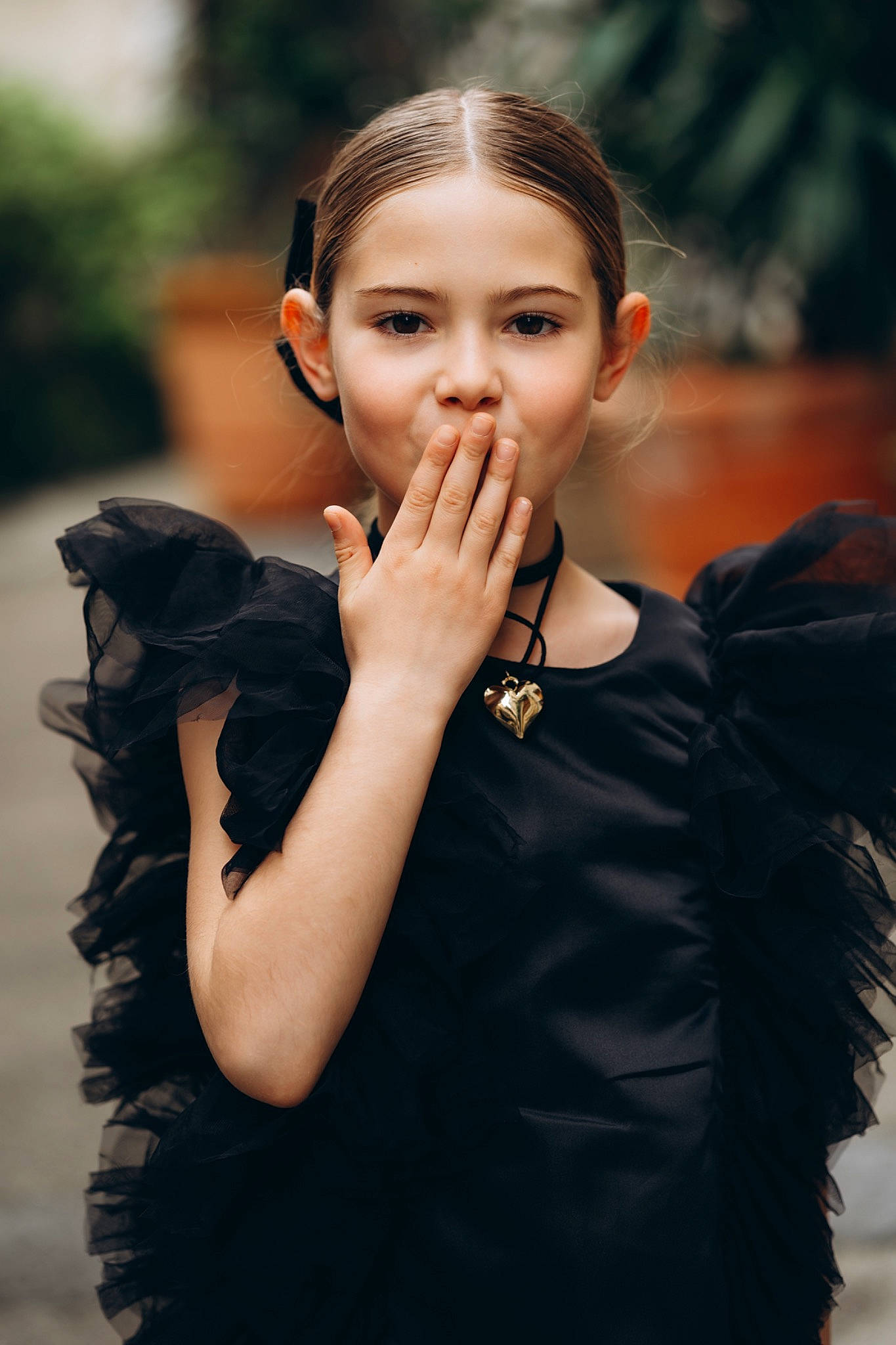 Sofia a rejoint le concours — aidez-le/la à gagner de superbes lots ! audio_equipment, black_hair, day_dress, dress, event, eyelash, face, fashion_accessory, fashion_design, flash_photography, formal_wear, fur, gesture, hairstyle, happy, jewellery, lip, long_hair, person, portrait_photography