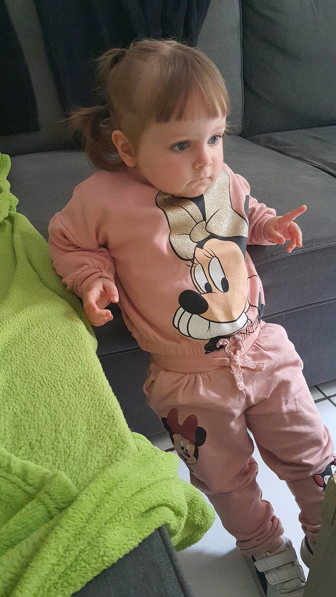 Meï participe au concours pour gagner de l'argent avec cette photo : arm, baby, baby_carriage, baby_products, baby_toddler_clothing, cheek, child, comfort, finger, green, human_body, human_leg, joint, lap, leg, person, skin, sleeve, thigh, thumb