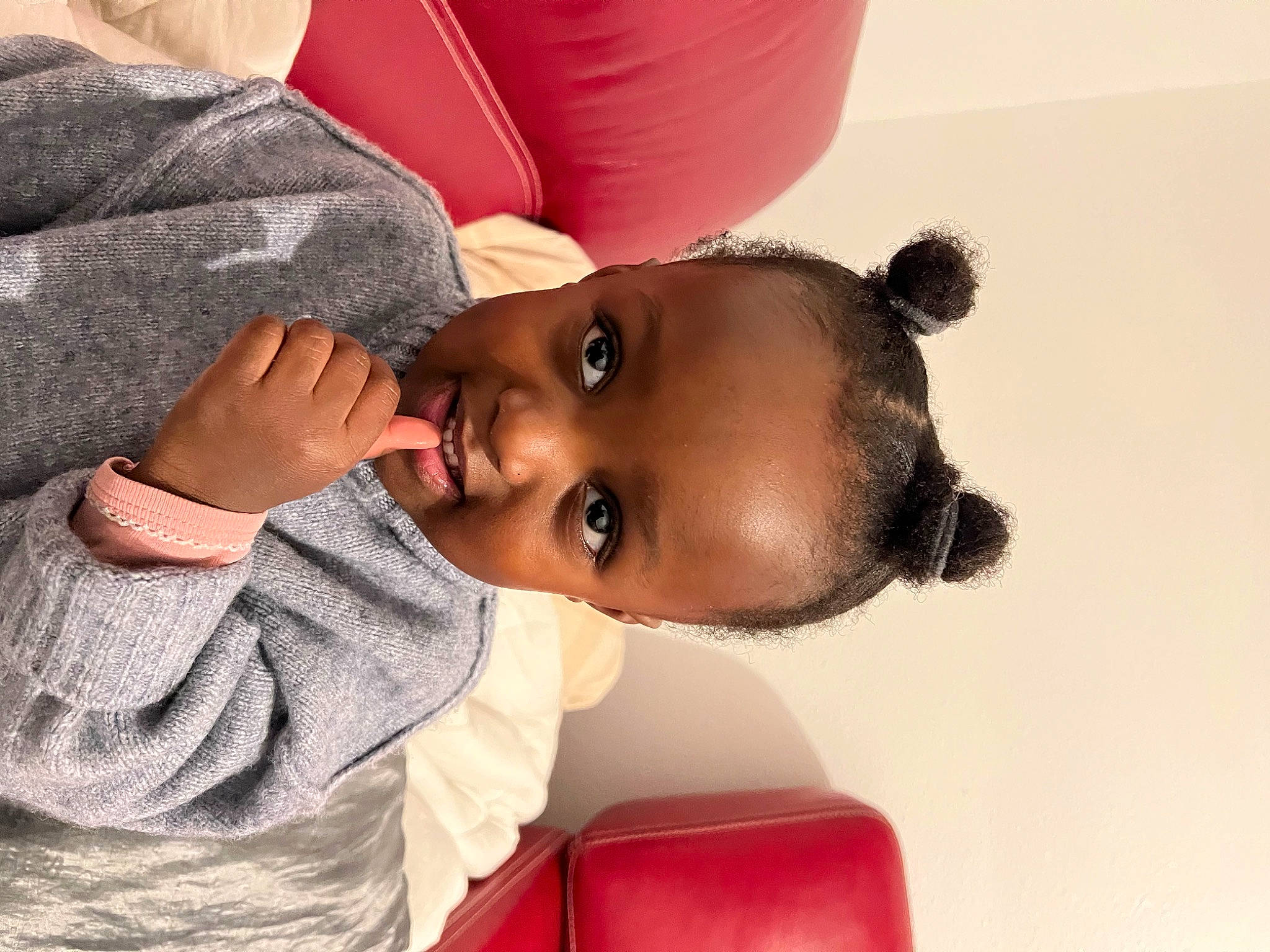 Khadija Yasmine a rejoint le concours — aidez-le/la à gagner de superbes lots ! cheek, child, comfort, ear, elbow, eyelash, fashion_accessory, forehead, fun, gesture, happy, jewellery, lip, neck, nose, person, portrait_photography, skin, sleeve, smile