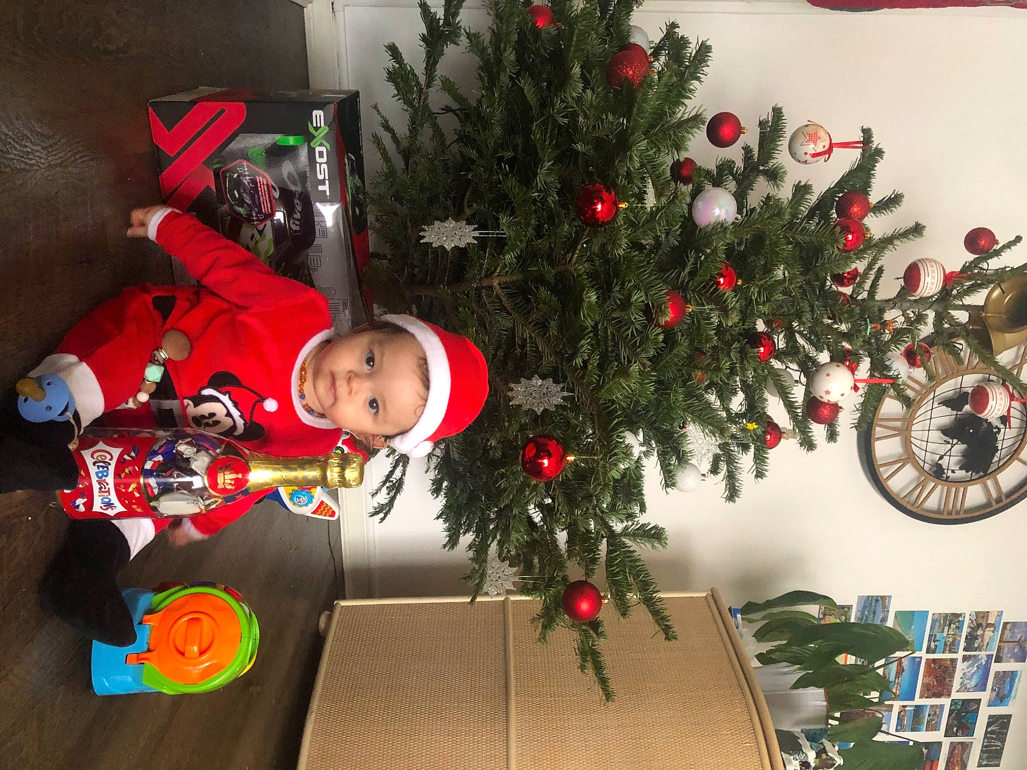 Raffaël participe au concours pour gagner de l'argent avec cette photo : carmine, christmas, christmas_decoration, christmas_eve, christmas_ornament, christmas_tree, conifer, event, evergreen, floral_design, hat, holiday, holiday_ornament, interior_design, ornament, person, plant, room, toddler, tree