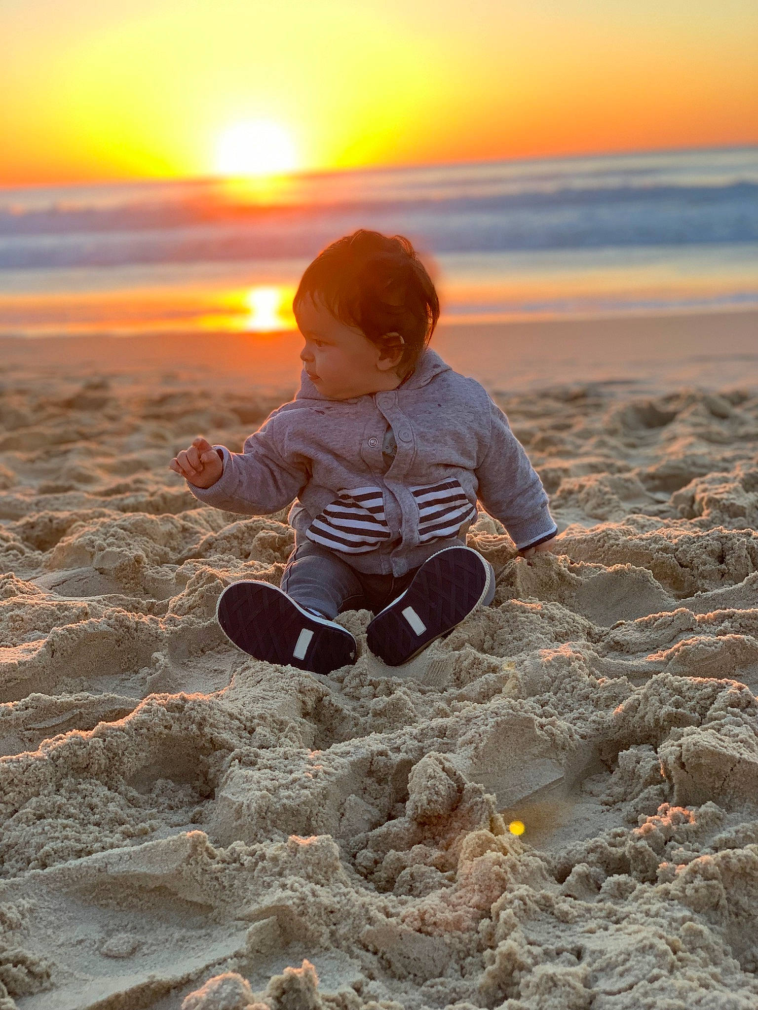 Raffaël a rejoint le concours — aidez-le/la à gagner de superbes lots ! beach, cloud, flash_photography, fun, happy, horizon, landscape, natural_environment, people_in_nature, person, sand, shore, sky, standing, summer, sunlight, sunrise, sunset, toddler, water