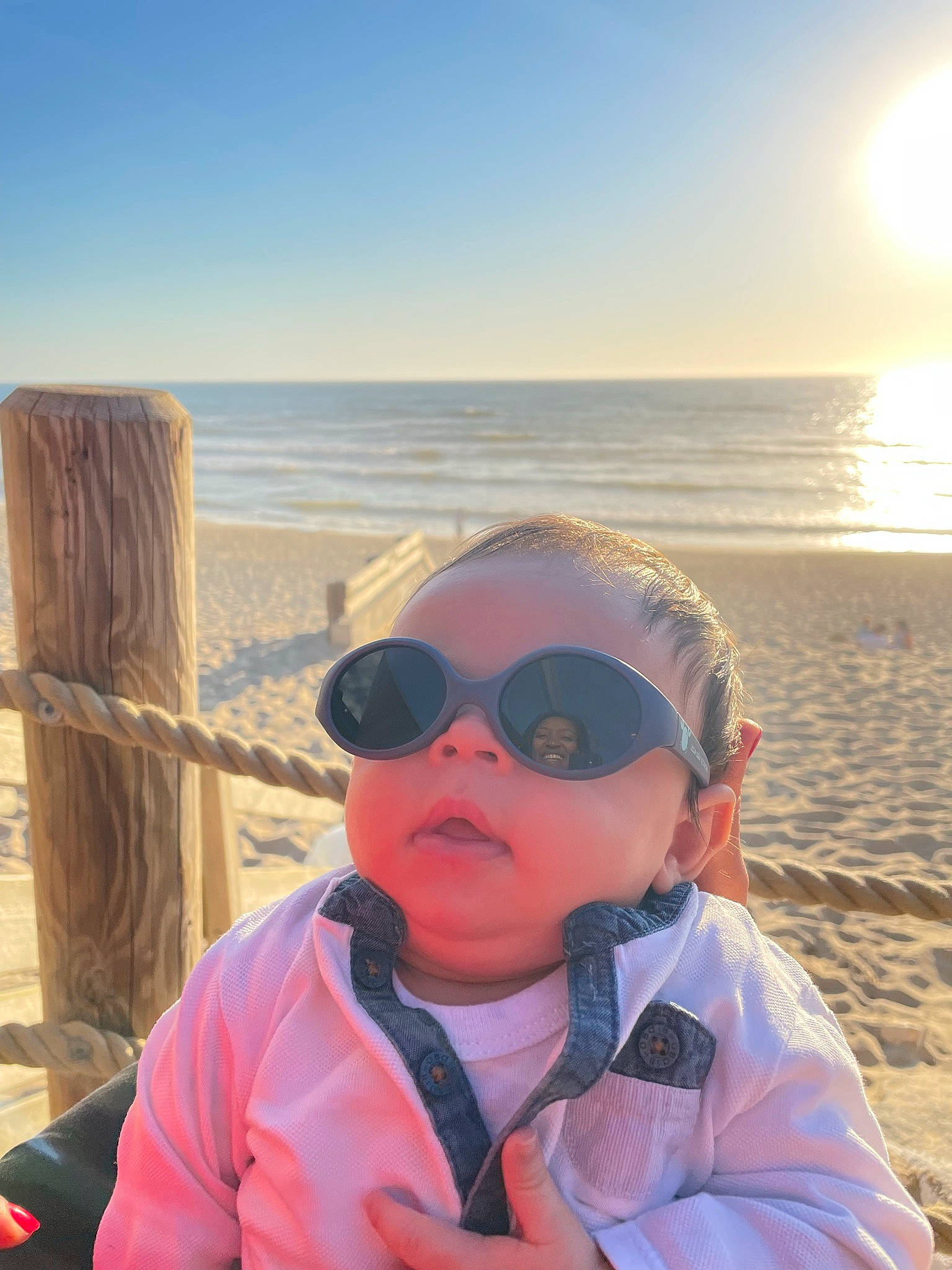 Raffaël participe au concours pour gagner de l'argent avec cette photo : azure, baby_toddler_clothing, beach, cool, eyewear, fun, goggles, happy, headwear, horizon, leisure, light, morning, person, sky, summer, sunglasses, sunlight, toddler, travel