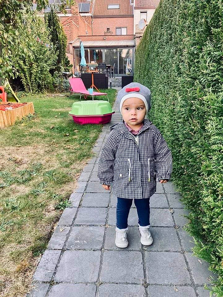 Louise a rejoint le concours — aidez-le/la à gagner de superbes lots ! asphalt, baby, baby_toddler_clothing, cobblestone, flooring, grass, grass_family, green, headwear, jacket, leisure, pattern, people_in_nature, person, plant, road_surface, shrub, sidewalk, toddler, tree