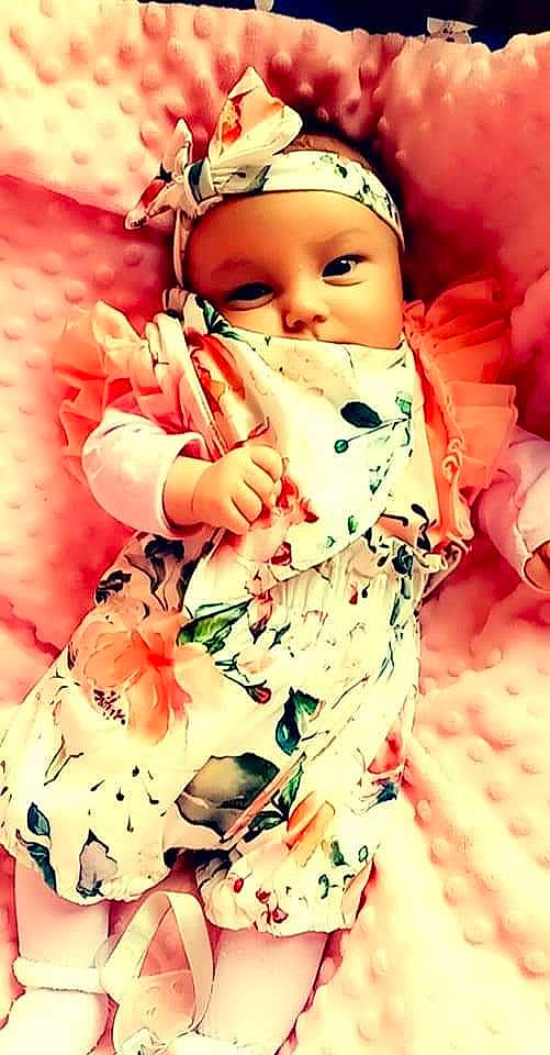 Ninon a rejoint le concours — aidez-le/la à gagner de superbes lots ! baby, baby_sleeping, baby_toddler_clothing, cheek, child, collar, comfort, eye, face, hand, happy, pattern, peach, person, pink, skin, sleeve, textile, thumb, toddler