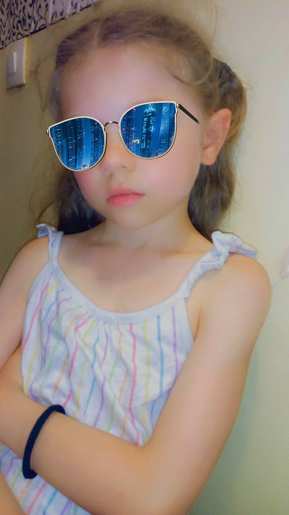 Lorëlia participe au concours pour gagner de l'argent avec cette photo : bangs, cool, electric_blue, eye, eye_glass_accessory, eyebrow, eyelash, eyewear, glasses, goggles, happy, headgear, iris, lip, long_hair, neck, person, personal_protective_equipment, sunglasses, toddler