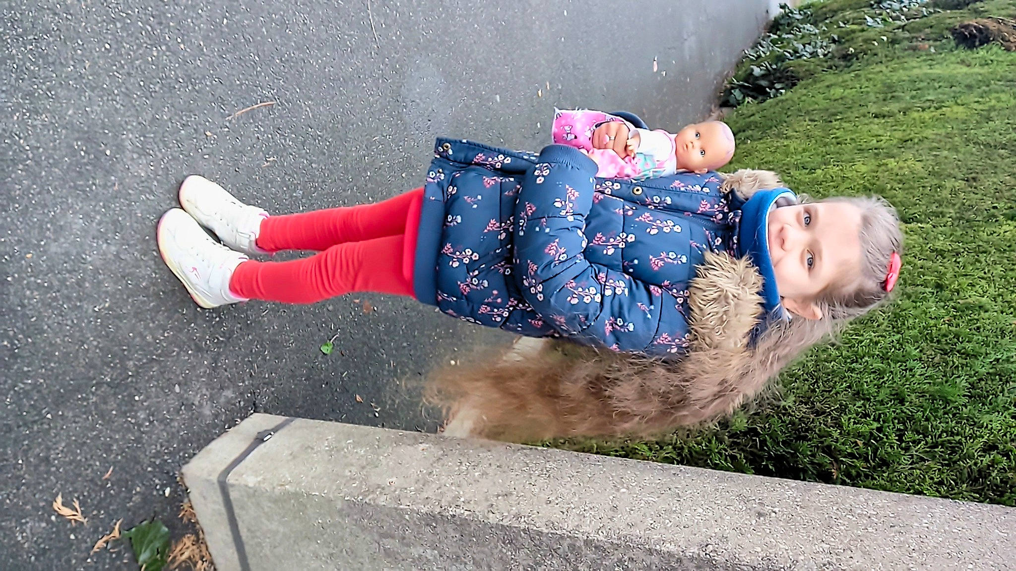 Lorëlia a rejoint le concours — aidez-le/la à gagner de superbes lots ! asphalt, carmine, child, concrete, denim, electric_blue, fun, grass, happy, human_leg, knee, leisure, people_in_nature, person, plant, public_space, recreation, road_surface, sidewalk, sitting