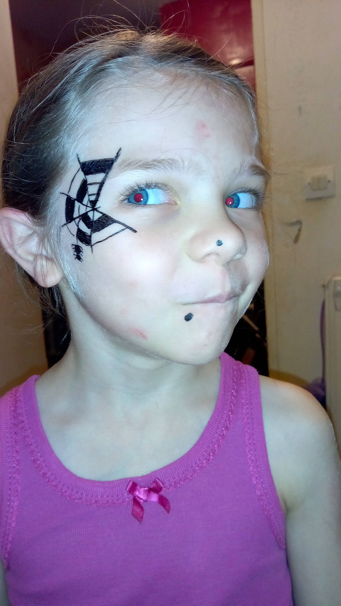 Lorëlia a rejoint le concours — aidez-le/la à gagner de superbes lots ! active_tank, cheek, clothing, cool, ear, eye, eyebrow, eyelash, face, facial_expression, forehead, iris, jaw, lip, mouth, neck, nose, person, pink, skin