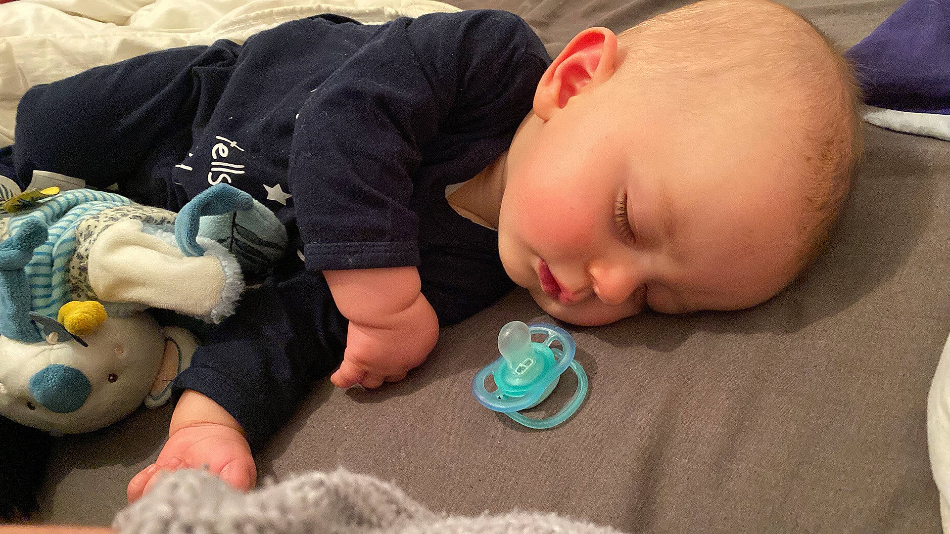 Nino a rejoint le concours — aidez-le/la à gagner de superbes lots ! baby, baby_toddler_clothing, cheek, child, comfort, finger, flooring, joint, linens, mammal, mouth, nail, people, person, sitting, skin, sleeve, toddler, toy, vertebrate