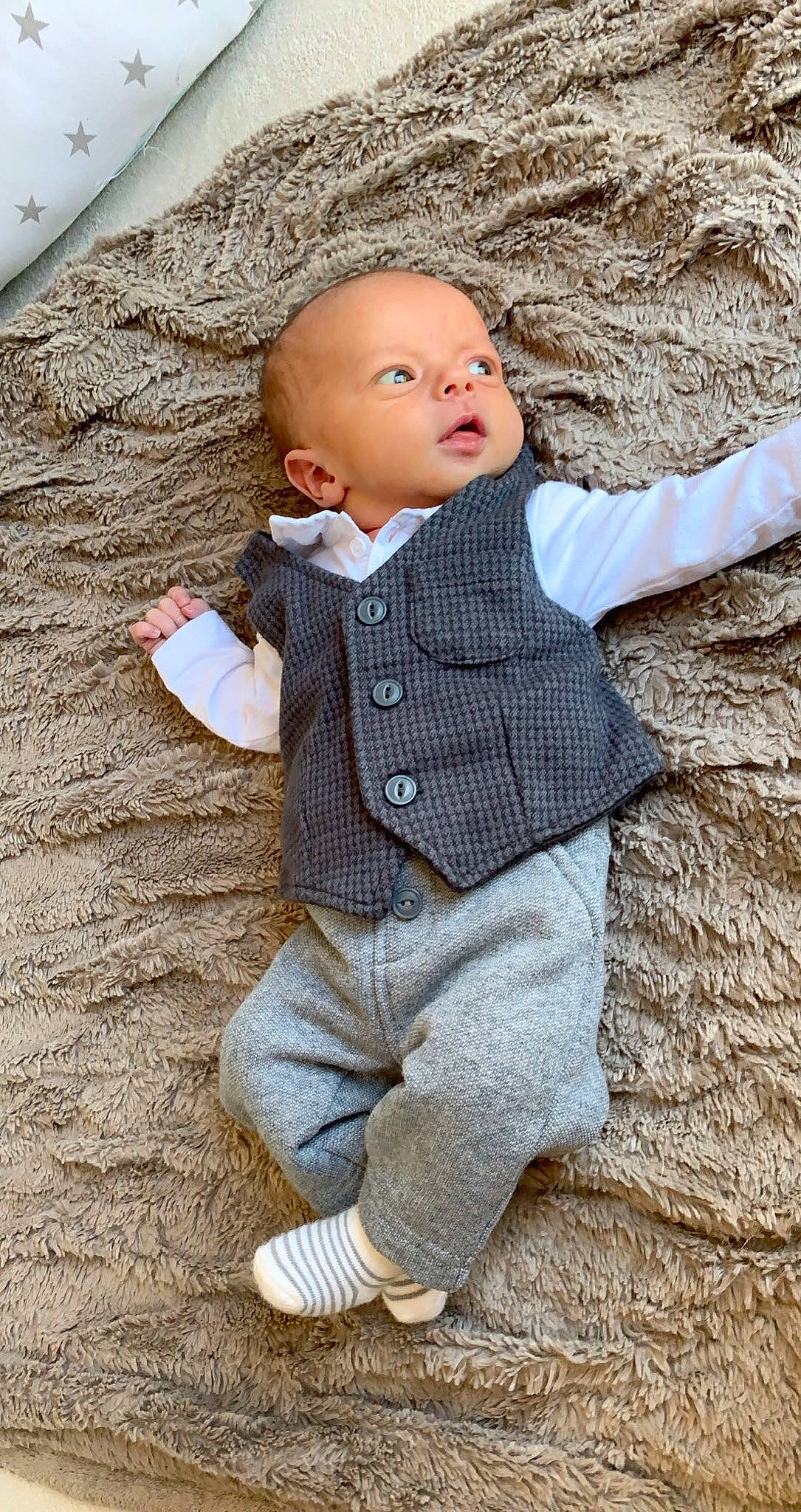 Nino a rejoint le concours — aidez-le/la à gagner de superbes lots ! arm, baby, baby_toddler_clothing, child, face, grey, hand, happy, head, joint, leg, organ, outerwear, pattern, person, skin, sleeve, textile, toddler, wall