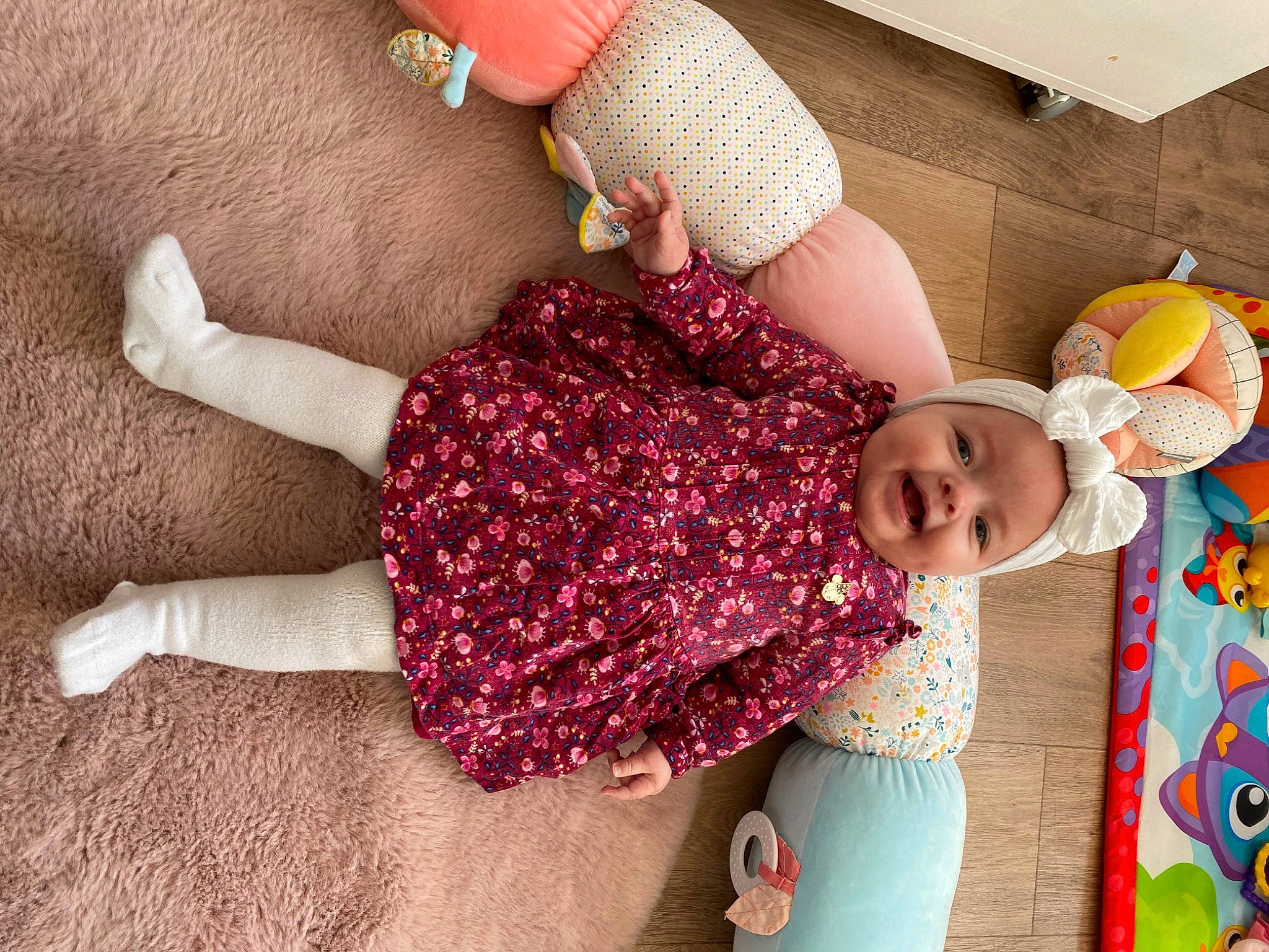 Mathilde participe au concours pour gagner de l'argent avec cette photo : baby_toddler_clothing, comfort, elbow, flooring, hair, happy, headwear, human_body, human_leg, joint, magenta, pattern, person, pink, sleeve, textile, thigh, toddler, trunk, waist