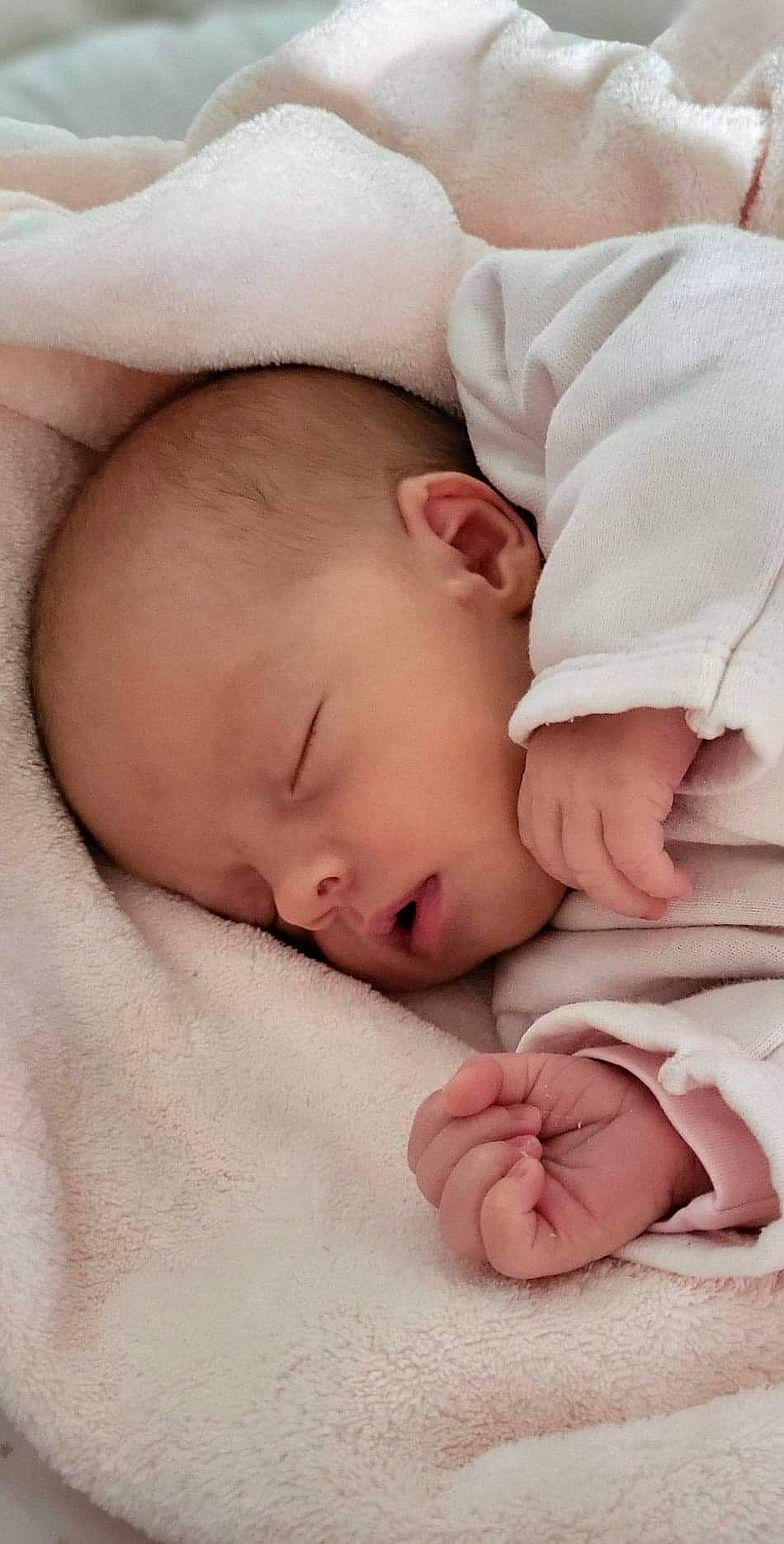 Mathilde participe au concours pour gagner de l'argent avec cette photo : baby, baby_sleeping, baby_toddler_clothing, bedtime, cheek, child, chin, comfort, eyebrow, face, gesture, happy, head, linens, lip, nose, person, portrait_photography, skin, sleeve