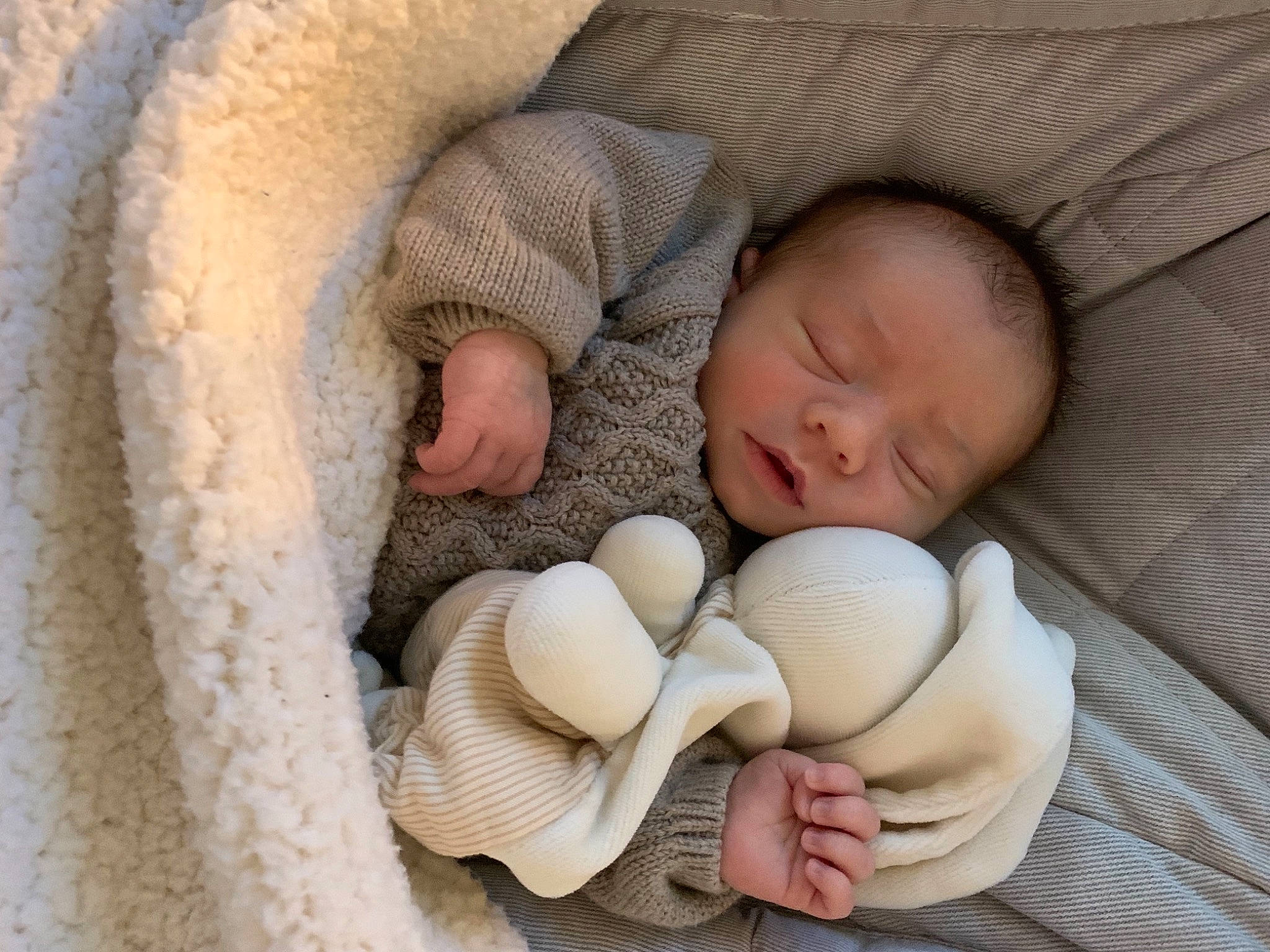 Marceau participe au concours pour gagner de l'argent avec cette photo : baby, baby_products, baby_sleeping, baby_toddler_clothing, bedding, bedtime, child, comfort, finger, gesture, headgear, linens, mammal, nap, person, skin, sleep, textile, toddler, vertebrate