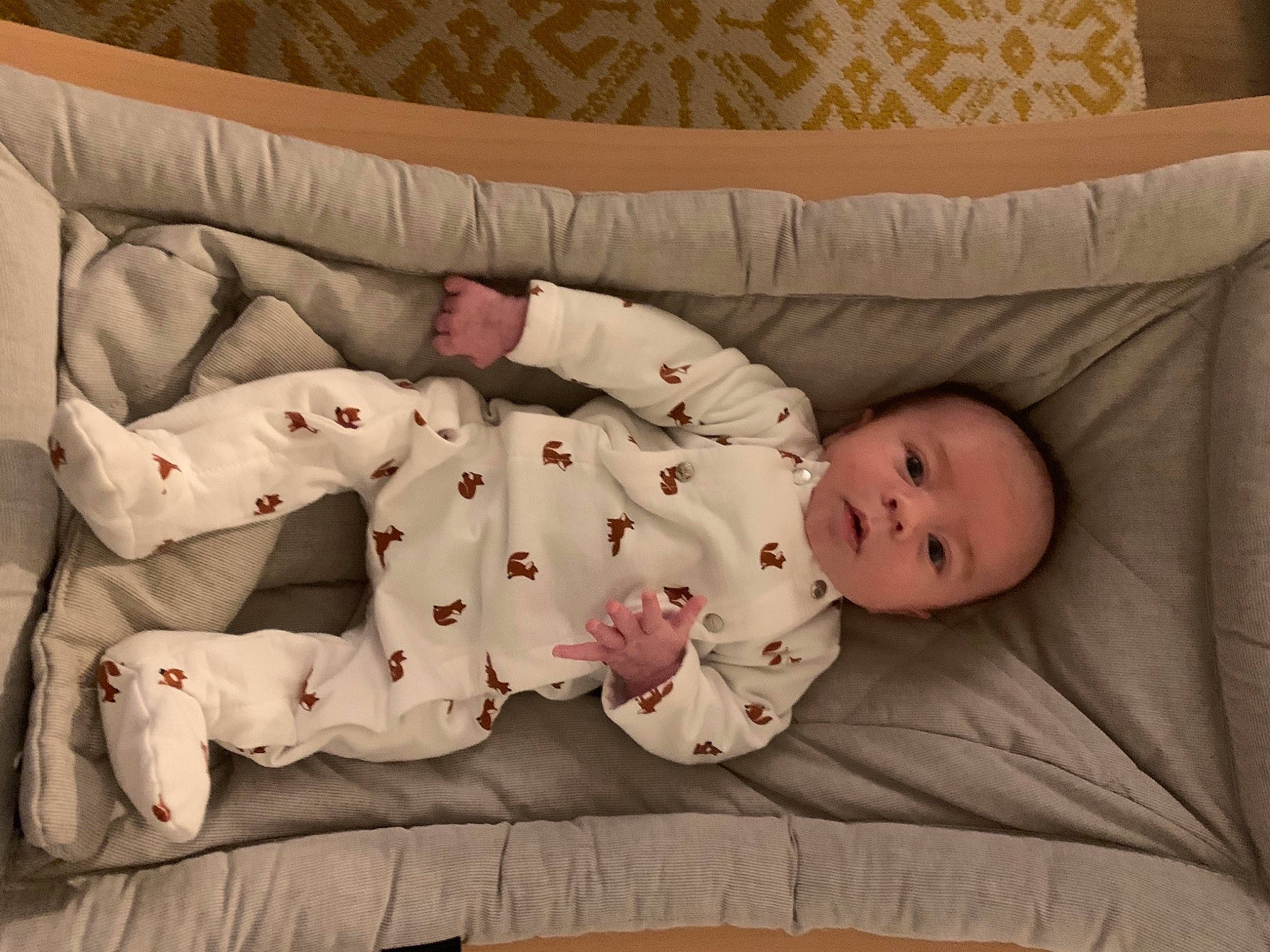 Marceau a rejoint le concours — aidez-le/la à gagner de superbes lots ! baby, baby_products, baby_safety, baby_sleeping, baby_toddler_clothing, bed_sheet, bedding, bedtime, carmine, child, comfort, linens, mammal, pattern, person, room, skin, sleeve, toddler, vertebrate