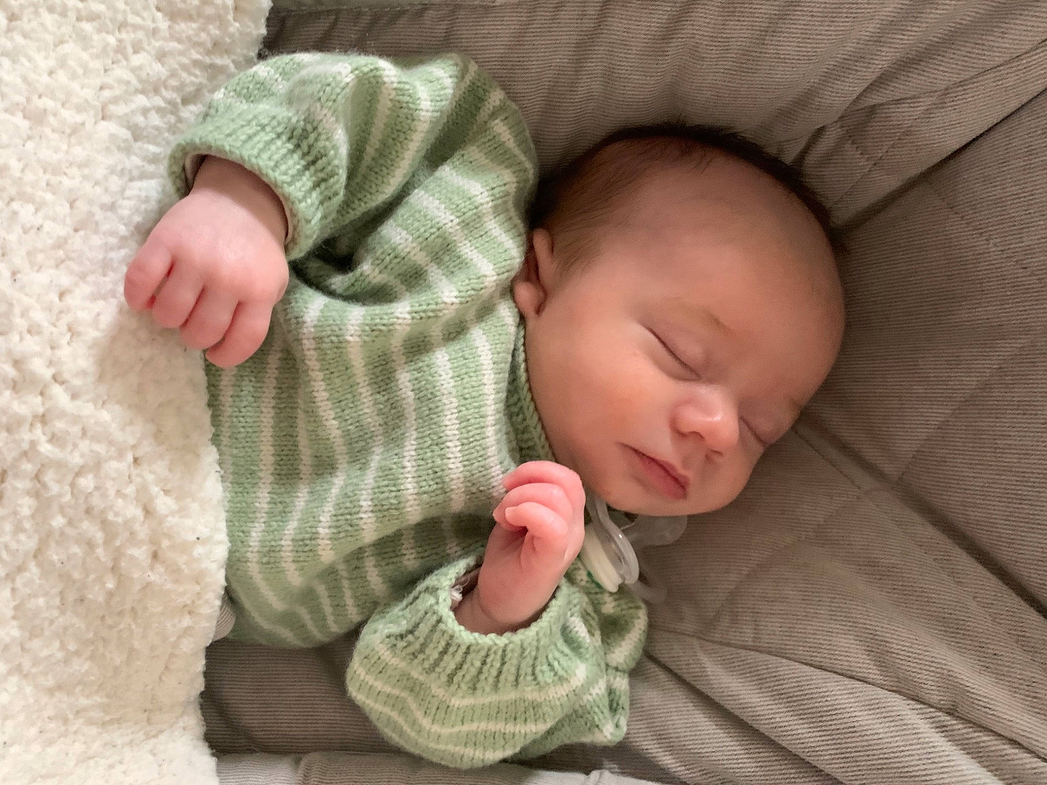 Marceau participe au concours pour gagner de l'argent avec cette photo : baby, baby_toddler_clothing, cheek, child, comfort, finger, foot, gesture, grass, hand, linens, person, product, skin, sleeve, textile, thumb, toddler, vertebrate, wood