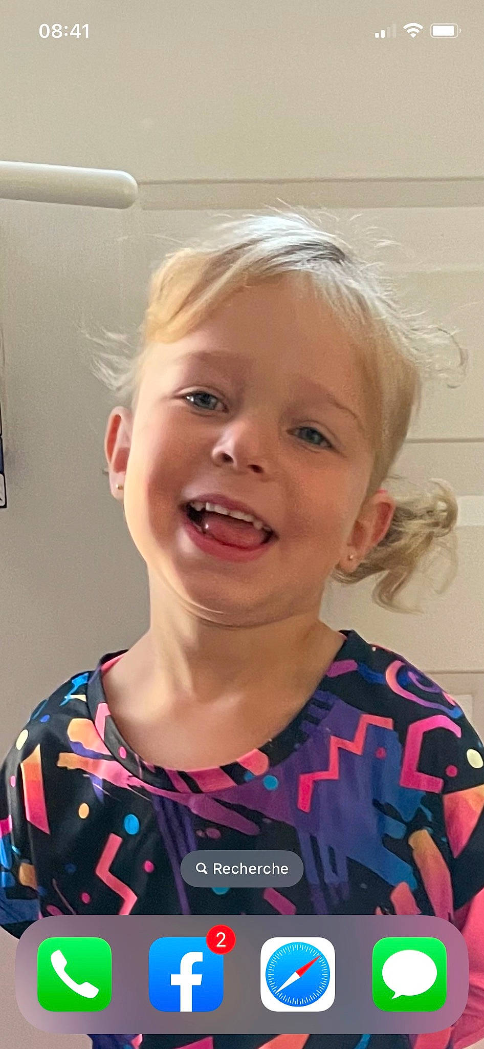 Sophie participe au concours pour gagner de l'argent avec cette photo : blond, cheek, child, chin, ear, electric_blue, eyebrow, eyelash, fun, hair, happy, iris, joy, lip, neck, nose, person, shoulder, smile, t_shirt