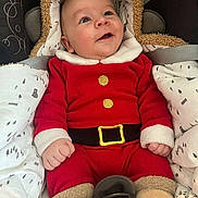 Adam a rejoint le concours — aidez-le/la à gagner de superbes lots ! baby, child, infant, red_outfit, car_seat, blanket, smile, happy, cozy, cute, holiday, festive, clothing, face, person, seatbelt, indoors, warm, head, socks