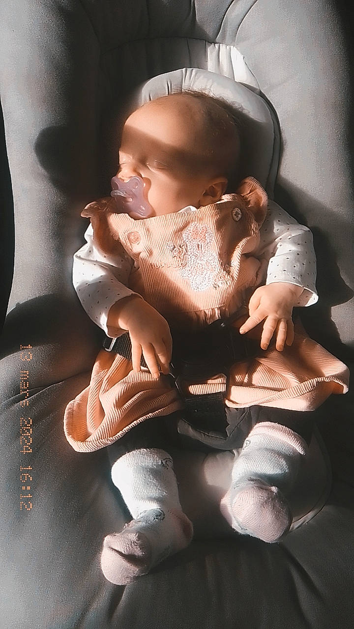 Jade participe au concours pour gagner de l'argent avec cette photo : baby, baby_products, baby_toddler_clothing, car_seat, child, comfort, darkness, flash_photography, gesture, human_leg, knee, lap, nail, person, personal_protective_equipment, sitting, toddler