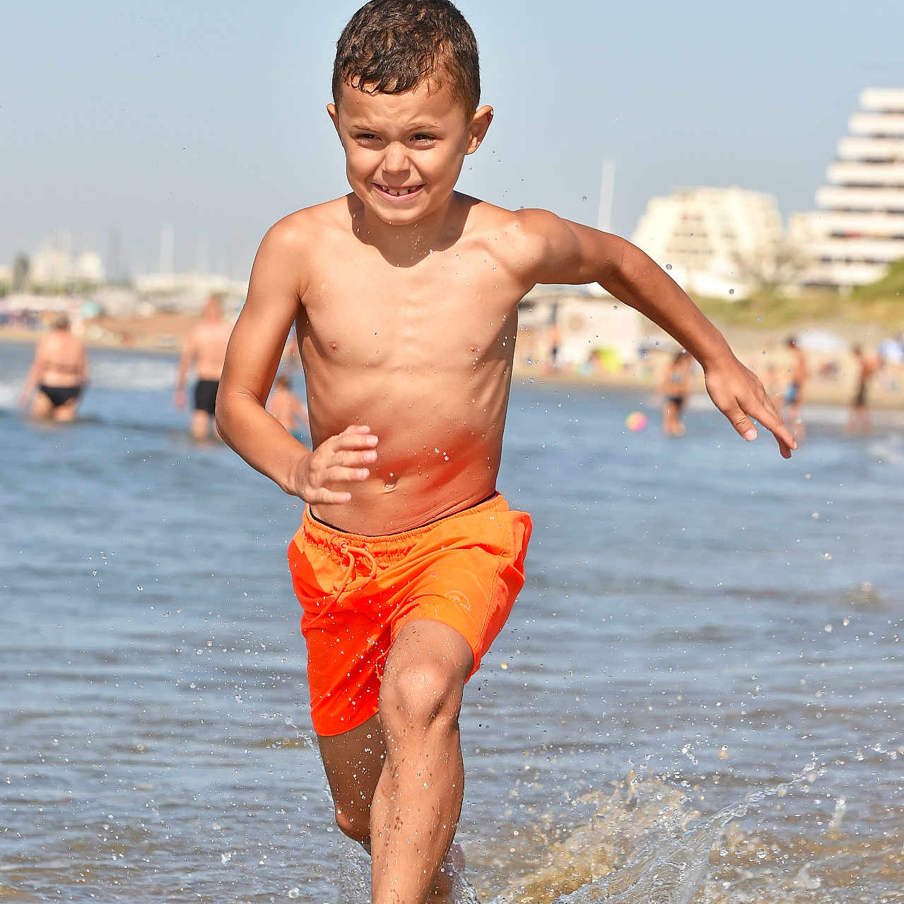 Amadeo participe au concours pour gagner de l'argent avec cette photo : accessories, back, beach, bodypart, boy, child, clothing, coast, finger, hand, jewelry, male, nature, outdoors, person, sea, shoreline, shorts, summer, water