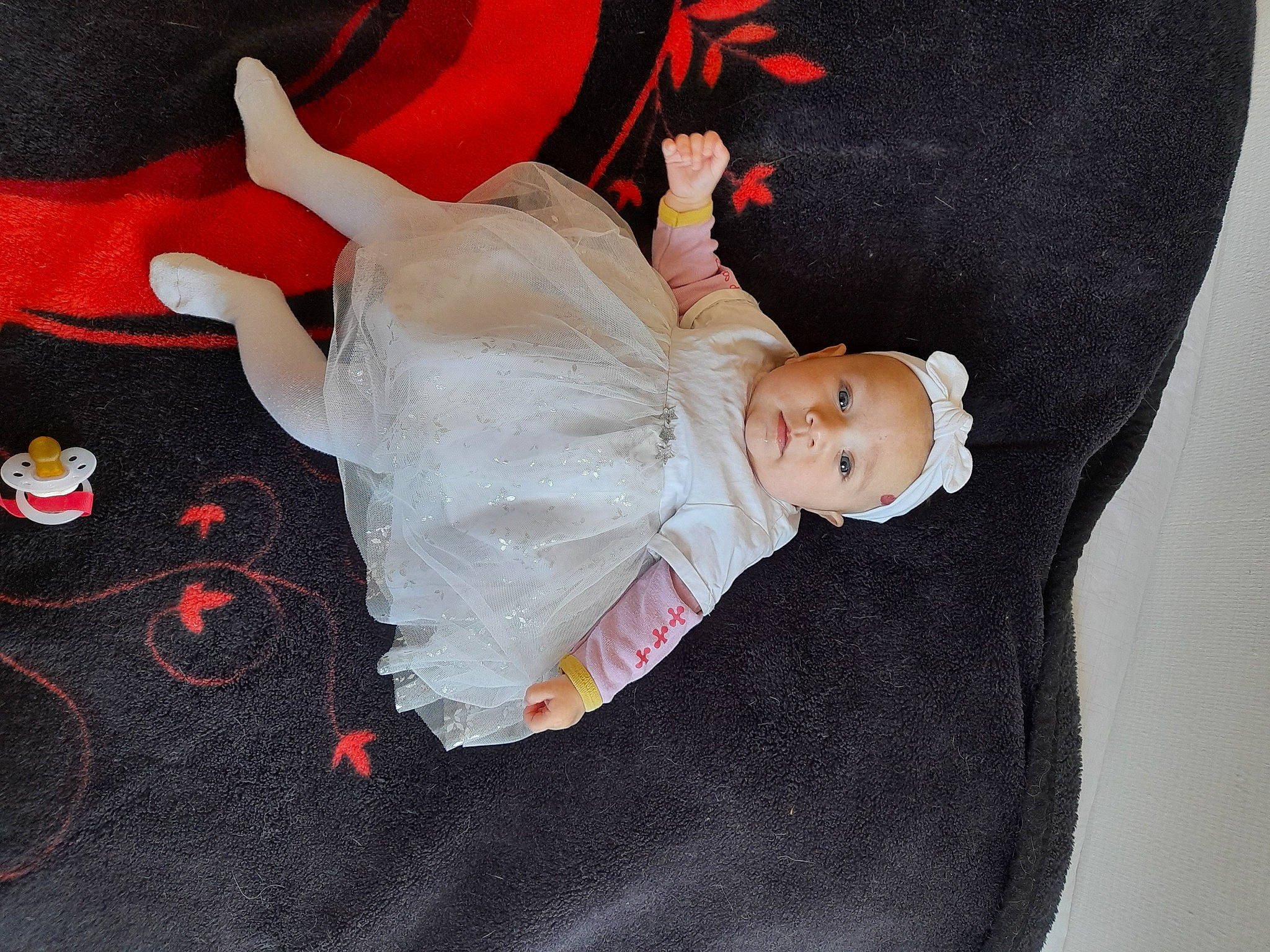 Kessy a rejoint le concours — aidez-le/la à gagner de superbes lots ! baby, baby_products, baby_toddler_clothing, carmine, child, collar, comfort, dress, lap, leg, linens, pattern, person, sitting, sleeve, sock, suit, toddler