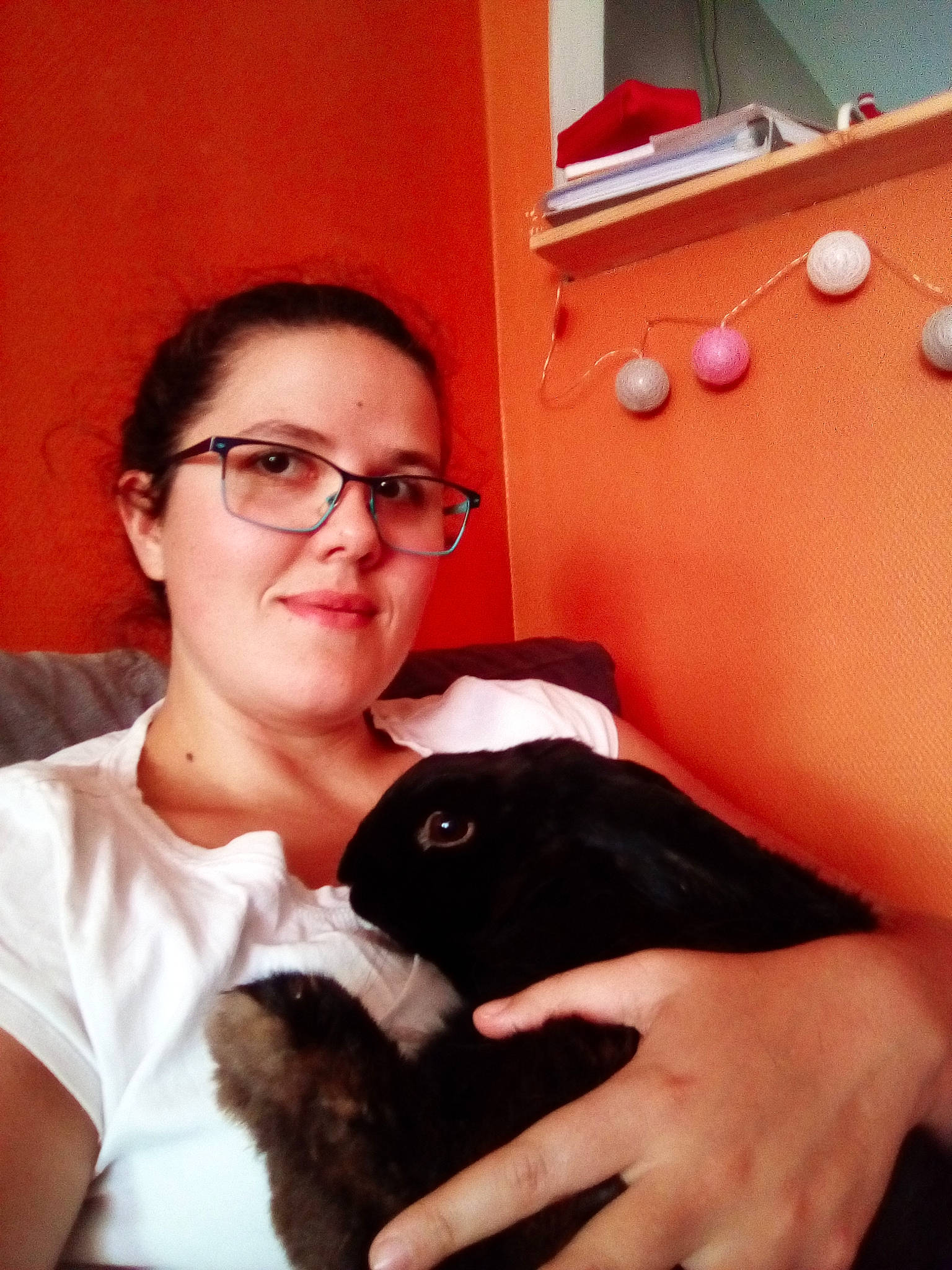 Cacahoute participe au concours pour gagner de l'argent avec cette photo : black_hair, brown_hair, cat, ear, eye, eyewear, finger, girl, glasses, mammal, nose, person, selfie, skin, smile, vertebrate, vision_care