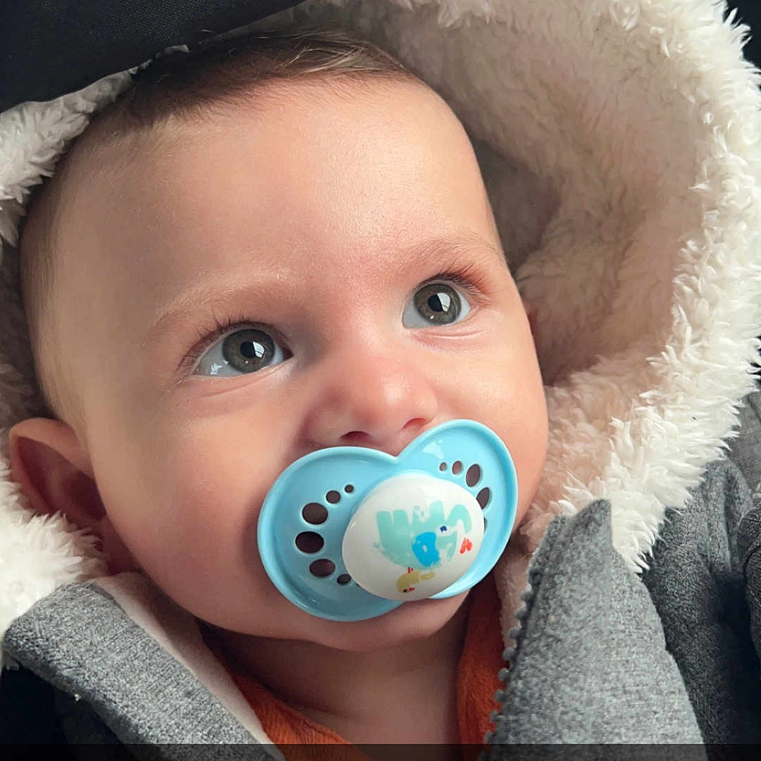 Ismaël Fierain a rejoint le concours — aidez-le/la à gagner de superbes lots ! baby, blanket, bodypart, clothing, coat, cushion, face, finger, hand, hat, head, homedecor, hood, jacket, knitwear, newborn, person, photography, portrait, sweater