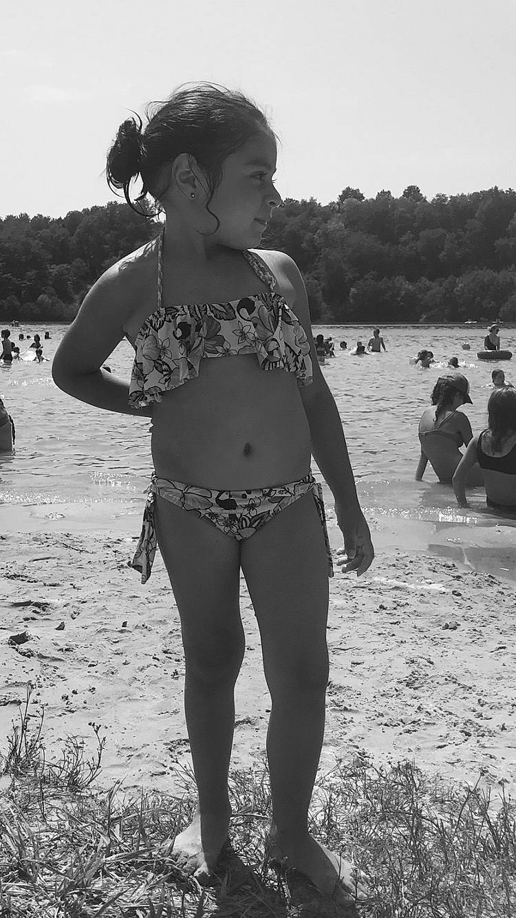 Kelly a rejoint le concours — aidez-le/la à gagner de superbes lots ! abdomen, beach, black, black_and_white, body_of_water, brassiere, chest, happy, leg, people_in_nature, people_on_beach, person, sky, style, swimsuit_top, swimwear, thigh, trunk, undergarment, waist