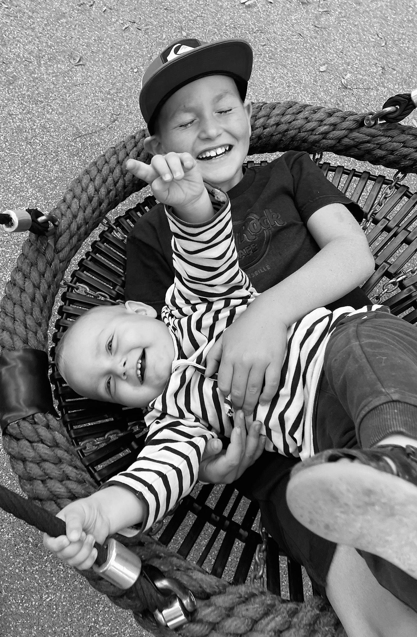 Jackson participe au concours pour gagner de l'argent avec cette photo : automotive_tire, black, black_and_white, cool, eye, facial_expression, fashion, flash_photography, happy, hat, headwear, joy, organ, person, photograph, shoe, shorts, skin, smile, style