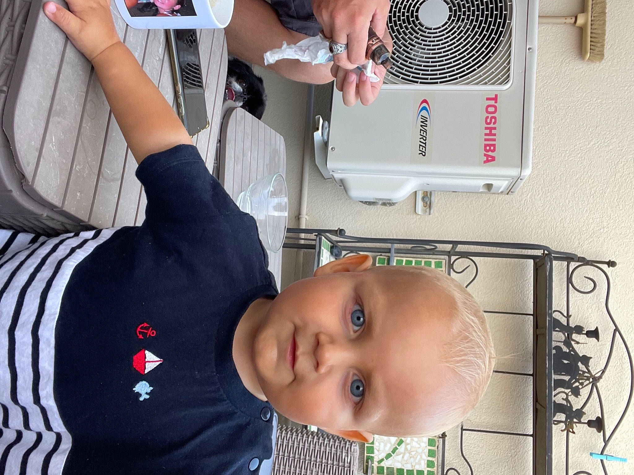 Jackson participe au concours pour gagner de l'argent avec cette photo : baby, child, elbow, eyelash, gas, gesture, health_care, home_appliance, machine, mechanical_fan, medical_equipment, nose, organ, person, photography, room, service, toddler, tree, white
