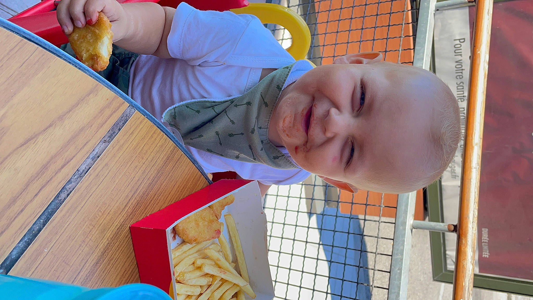 Jackson a rejoint le concours — aidez-le/la à gagner de superbes lots ! baby, baby_laughing, baby_products, baby_safety, baby_toddler_clothing, child, comfort_food, food, fun, happy, leisure, pattern, person, play, smile, table, tableware, toddler, vacation, wood