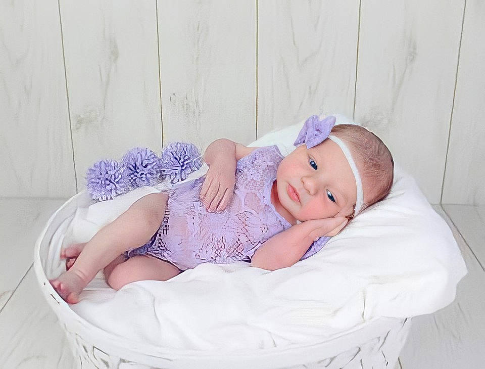 Naëlya a rejoint le concours — aidez-le/la à gagner de superbes lots ! baby, baby_toddler_clothing, bedding, comfort, foot, headband, headwear, linens, mattress, nose, person, wicker