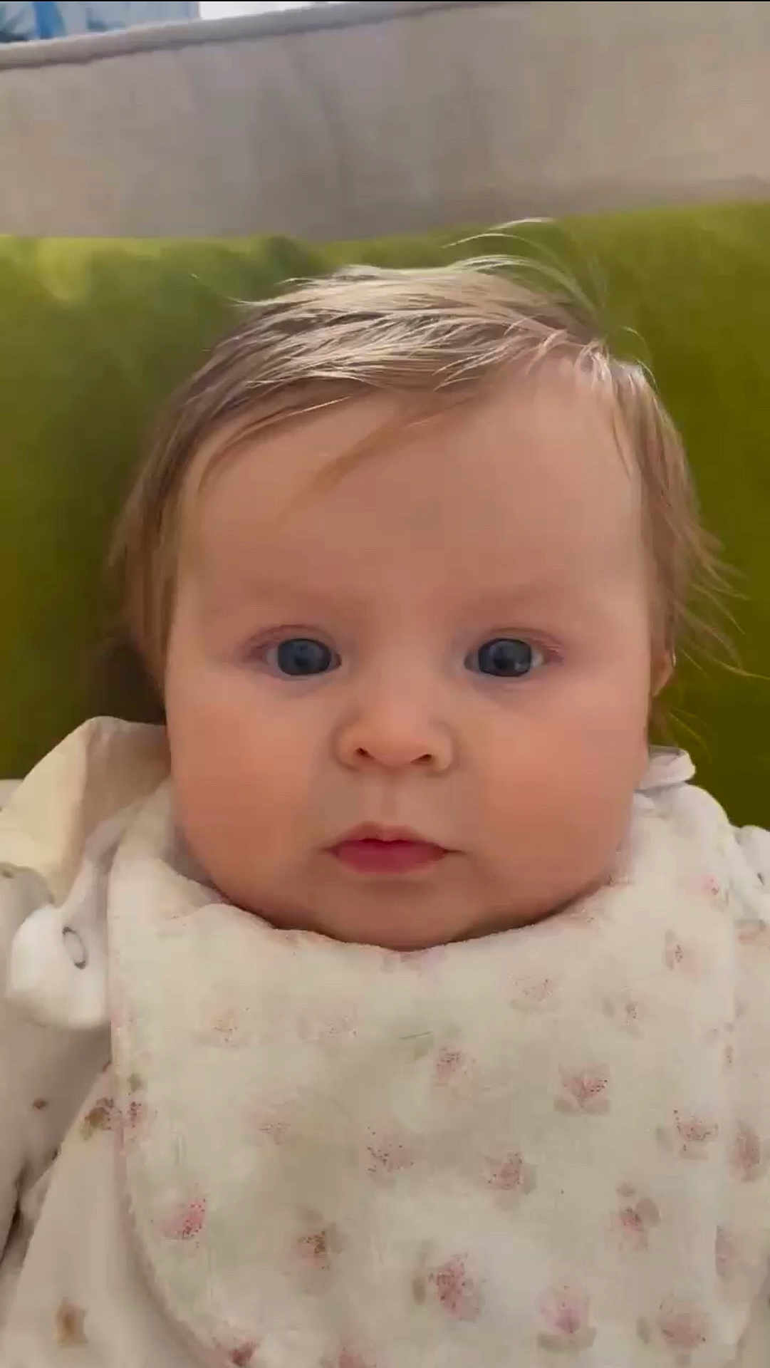 Margot a rejoint le concours — aidez-le/la à gagner de superbes lots ! baby, infant, face, blue_eyes, hair, bib, clothing, cushion, green, beige, portrait, close_up, child, cute, indoor, person, young, soft_light, expression, curious