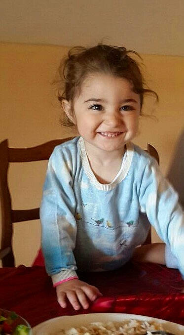 Victoria a rejoint le concours — aidez-le/la à gagner de superbes lots ! child, day, eating, human_action, human_positions, infant, joy, person, play, sitting, toddler