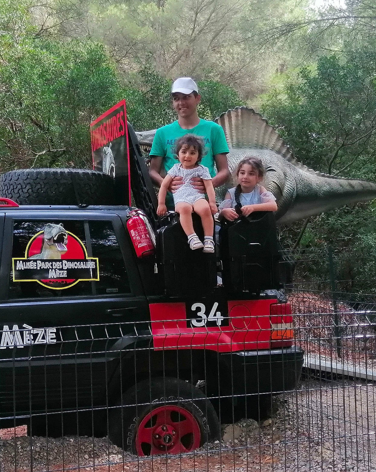 Angelina participe au concours pour gagner de l'argent avec cette photo : auto_part, automotive_design, automotive_exterior, automotive_tire, automotive_wheel_system, bumper, car, event, grass, grille, headwear, hood, joy, motor_vehicle, person, plant, recreation, shorts, t_shirt, tire