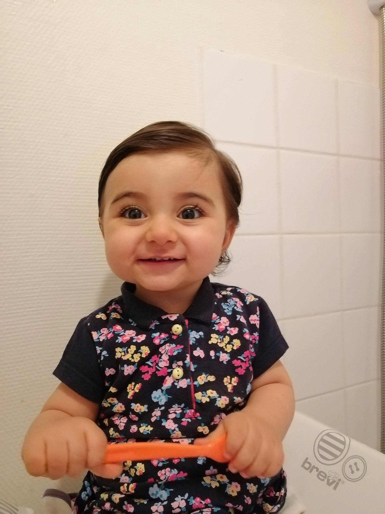 Angelina a rejoint le concours — aidez-le/la à gagner de superbes lots ! baby_toddler_clothing, cheek, child, collar, dress_shirt, embellishment, eyelash, hair, happy, joy, neck, pattern, person, sitting, sleeve, smile, standing, t_shirt, toddler