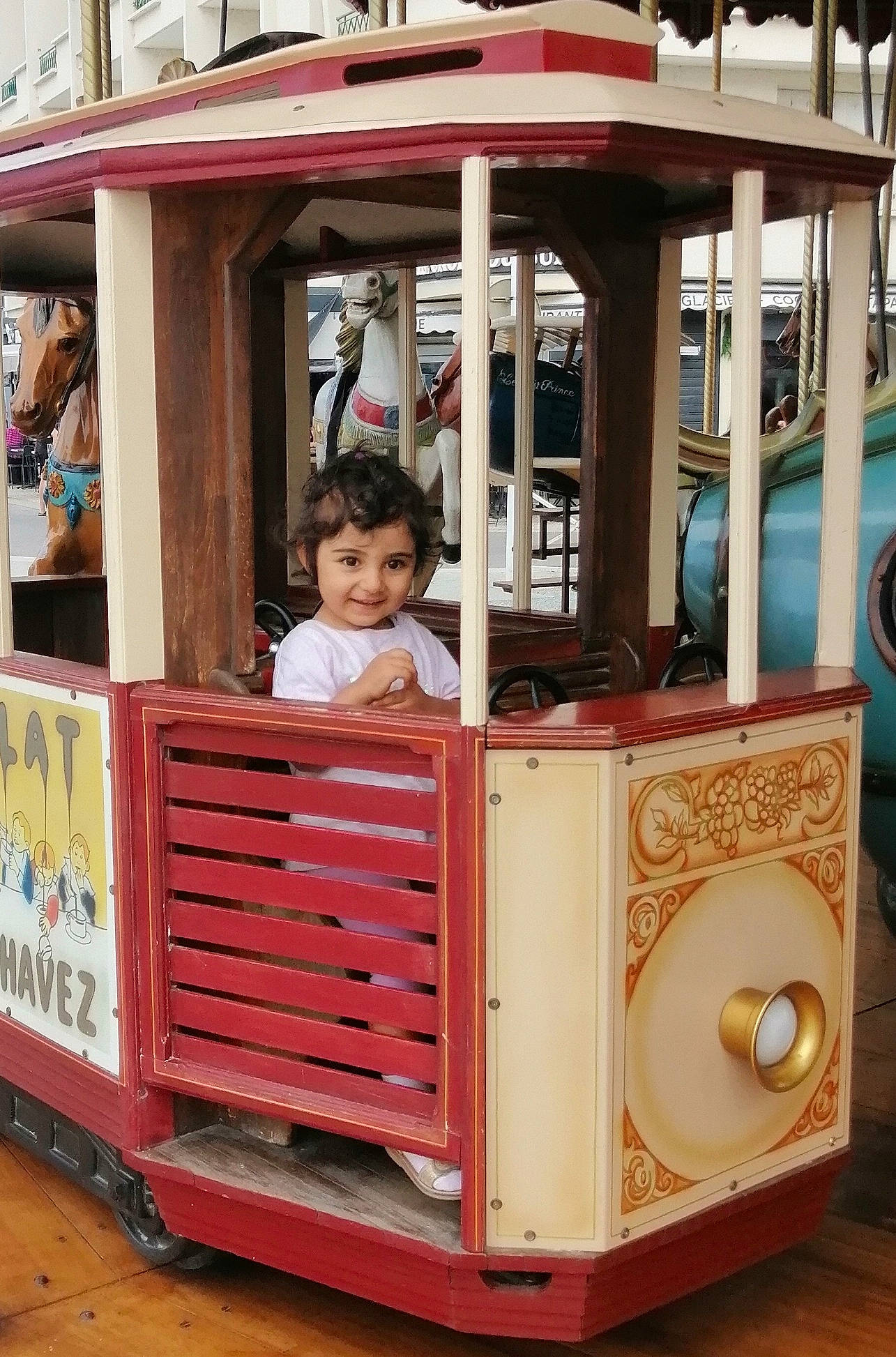 Angelina participe au concours pour gagner de l'argent avec cette photo : child, city, fun, gas, human_settlement, joy, leisure, metal, mode_of_transport, motor_vehicle, person, play, public_space, recreation, shorts, smile, tire, toddler, transport, travel